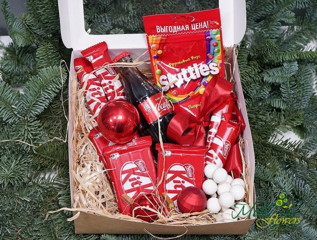 Коробка с конфетами skittles, Coca Cola и kit kat Фото